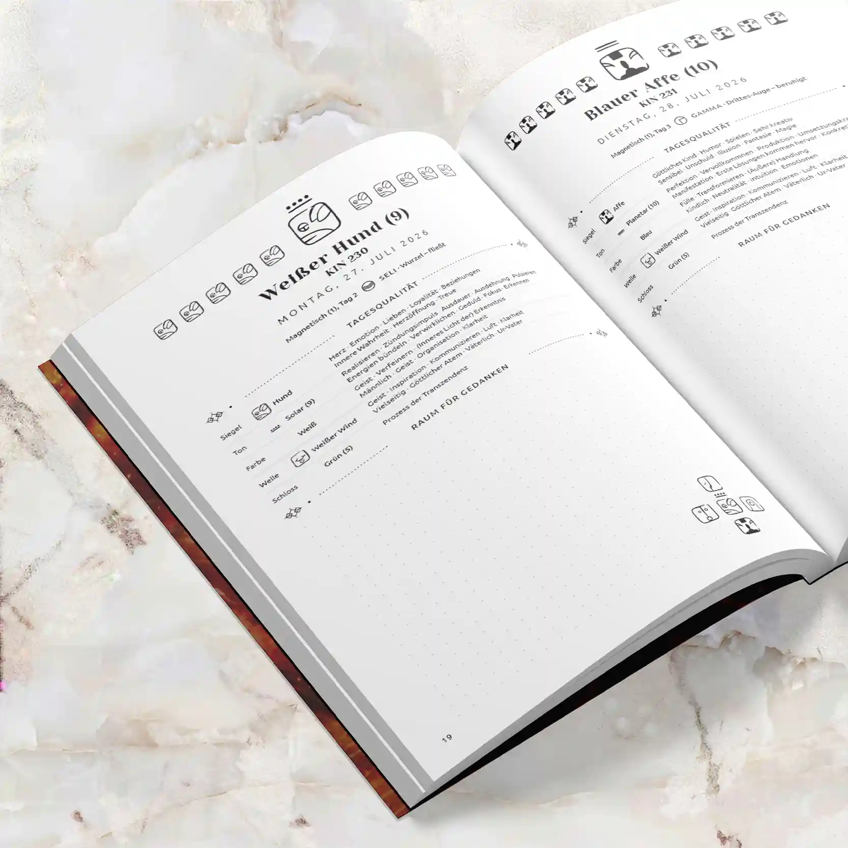 Einzelseite des aufgeschlagenen Dreamspell Journal 2026/2027 mit Text, Tabellen und astrologischen Symbolen.