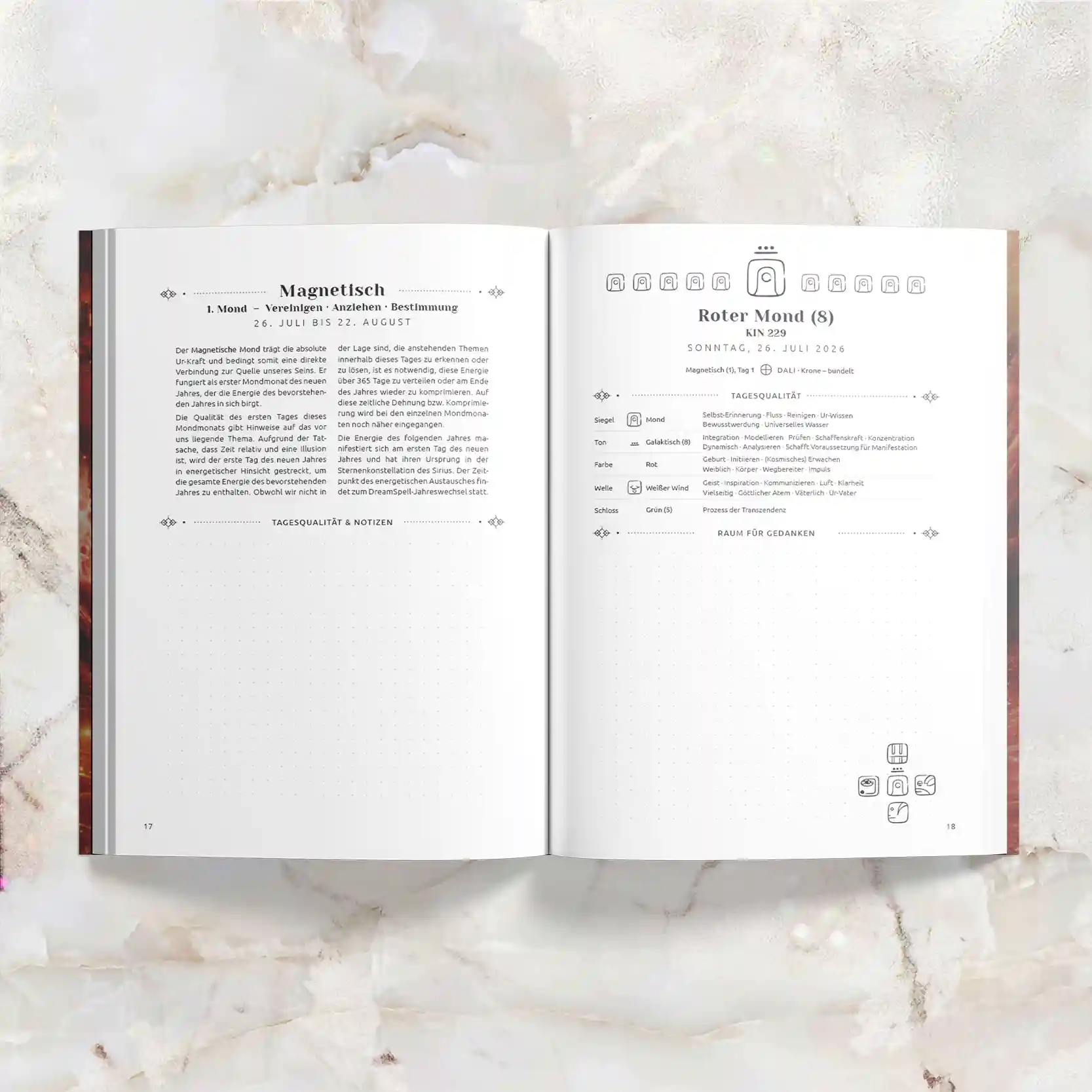 Aufgeschlagenes Dreamspell Journal 2026/2027 mit einer Doppelseite voller spiritueller Inhalte und astrologischer Symbole.