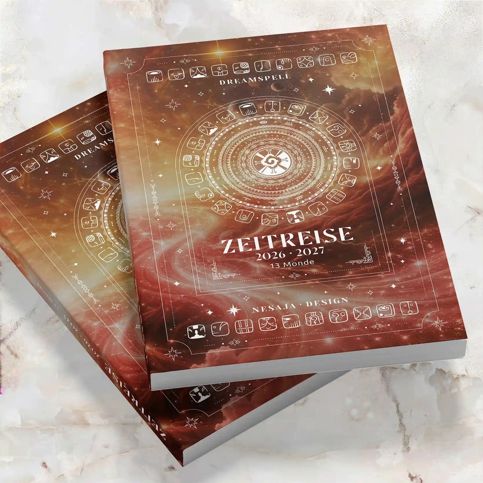 Dreamspell Journal 2026/2027 -Buchstapel mit mystischem Coverdesign, goldenem Kreisdiagramm und galaktischen Elementen.
