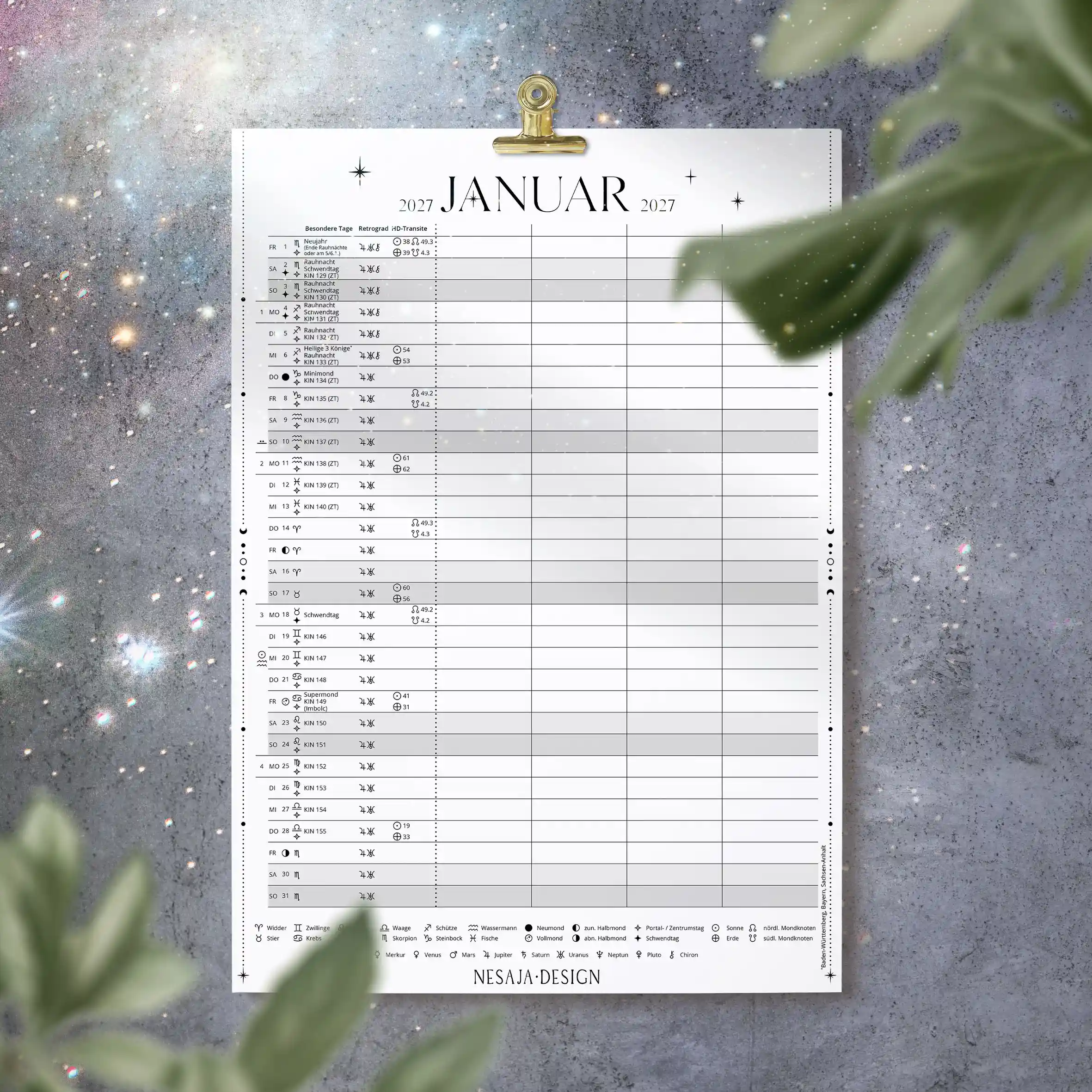 Monatskalender Januar mit goldener Klammer vor einem grauen, galaktisch wirkenden Hintergrund.