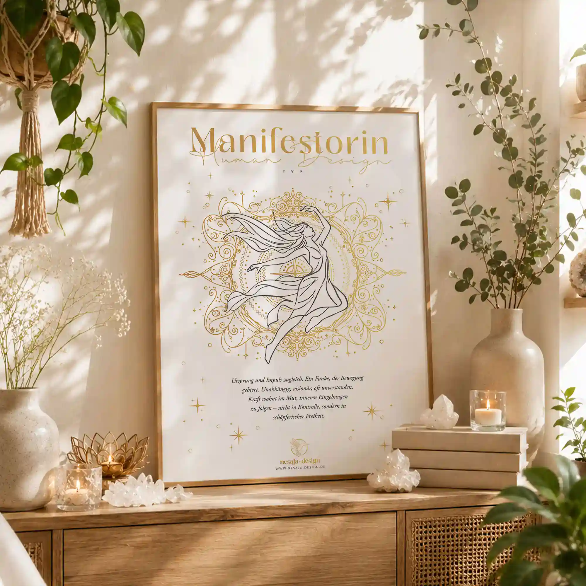 Spirituelles Human Design Poster „Manifestorin“ in Gold mit tanzender weiblicher Figur, filigranem Mandala und Sternenelementen im Boho-Stil.