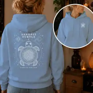 Hellblauer Sandpit Turtle Hoodie mit spiritueller Schildkröte, heiliger Geometrie und großem Rückenprint von nesaja-design