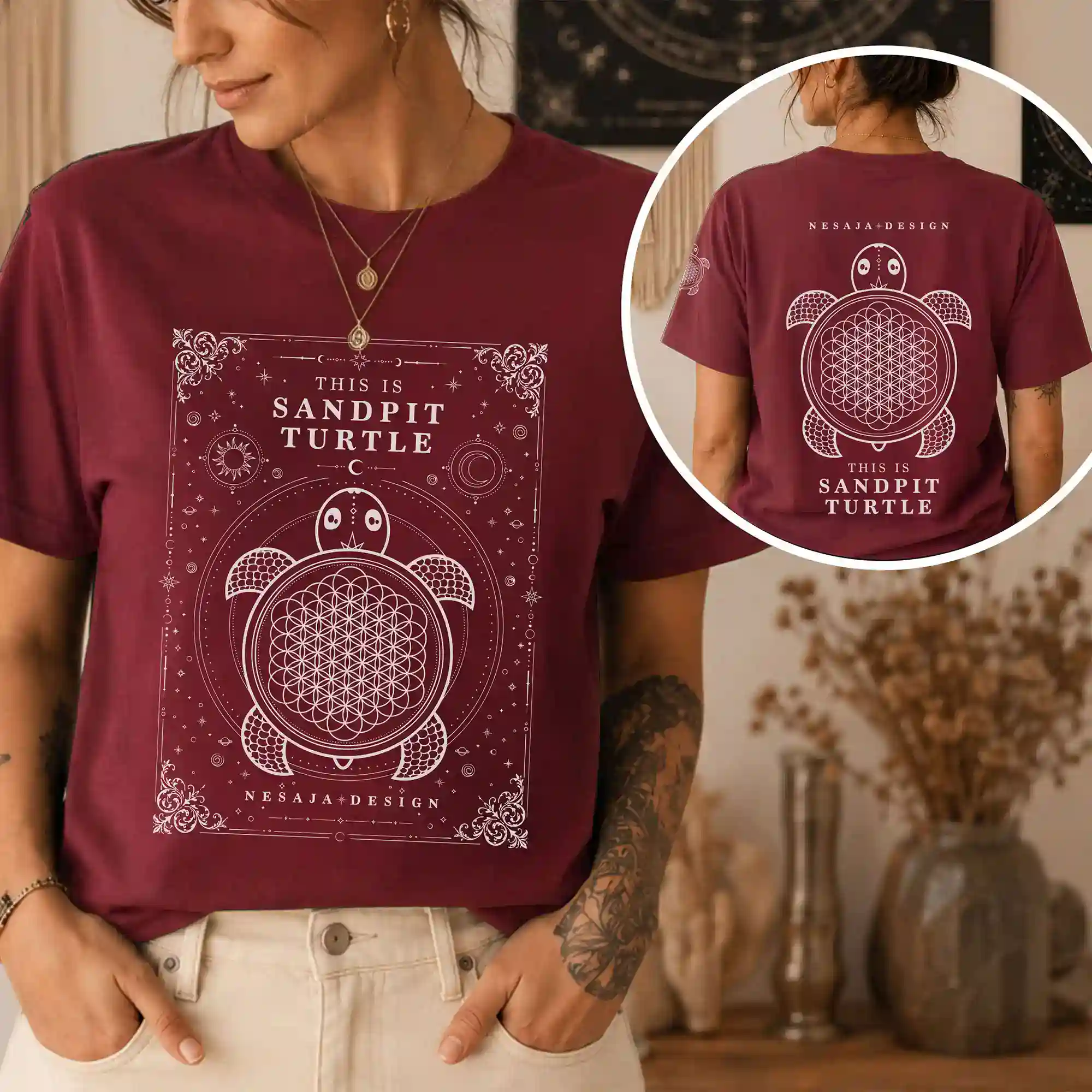 Rotes Unisex Shirt mit spirituellem Sandpit Turtle Design, heiliger Geometrie und kosmischer Schildkröte von nesaja-design