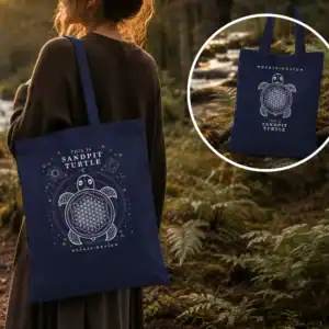 Spirituelle nachtblaue Stofftasche mit Schildkröten-Design, heiliger Geometrie und kosmischen Symbolen im Wald getragen